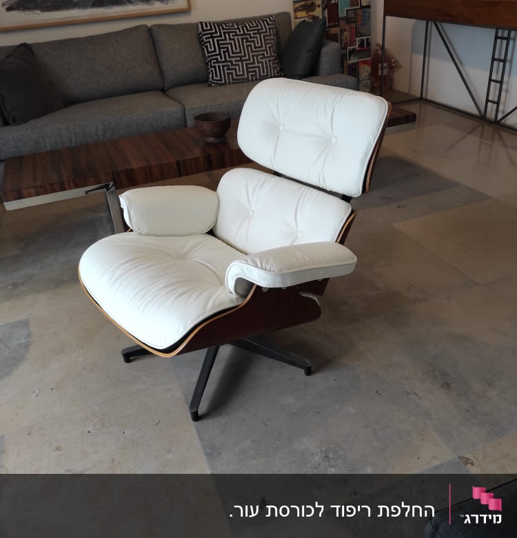 כורסה לבנה עם ריפוד רך על רצפת שיש